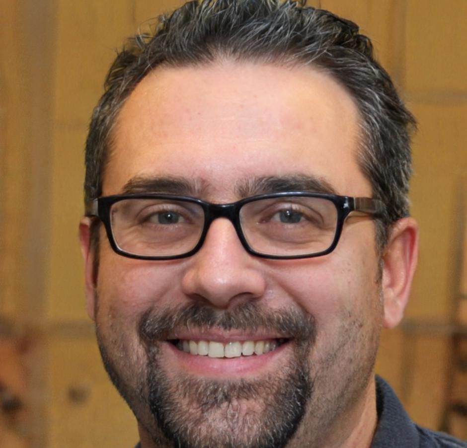 Porträt eines erfahrenen SEO-Experten bei der Arbeit